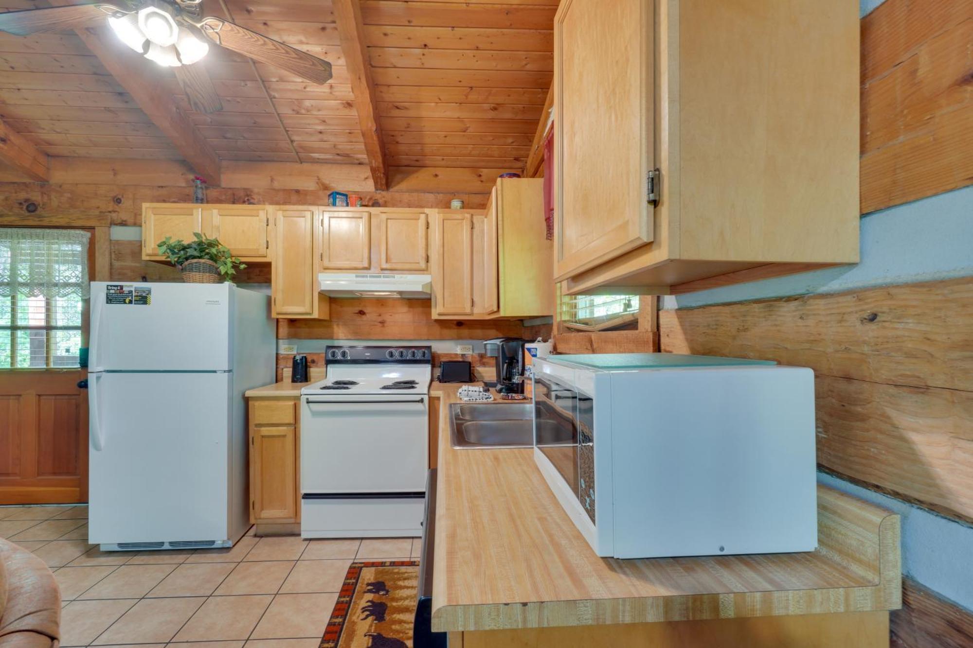 Gatlinburg Cabin With Hot Tub About 6 Mi To Downtown! Exterior photo